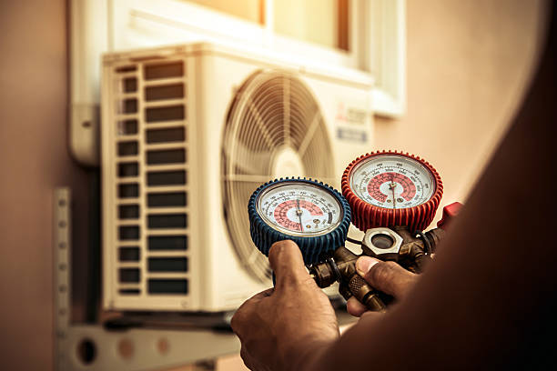 Professional Hvac technician working in Forreston, IL